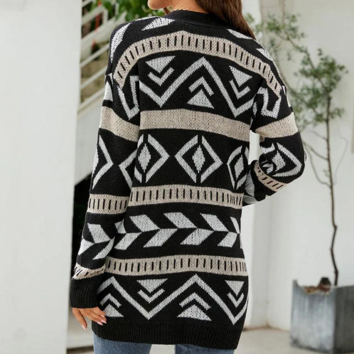 Zwart-witte gebreide trui met geometrisch patroon, gedragen door een persoon. Stijlvolle wintermode, comfortabele dameskleding, trendy design.