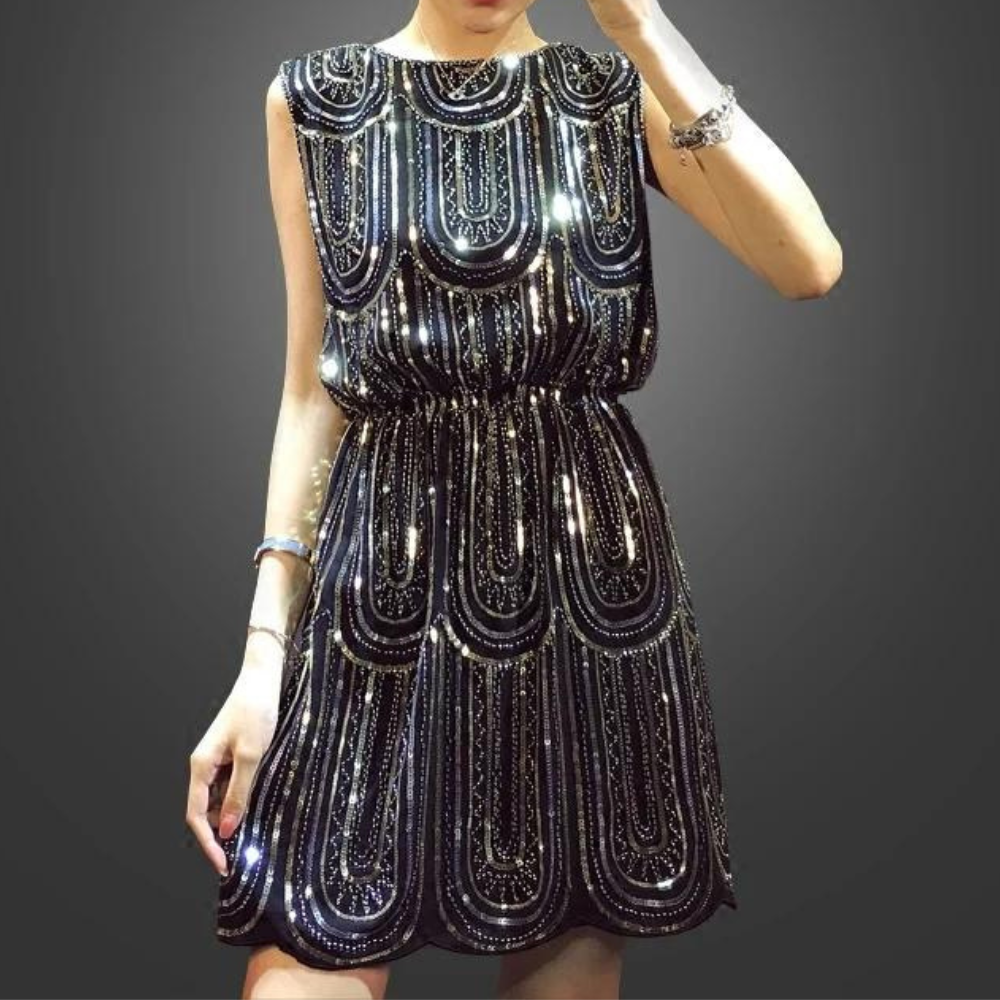 Zwarte paillettenjurk met art-deco patroon, mouwloos en elegant, perfect voor avondfeesten. Glanzende details, modieuze dameskleding.