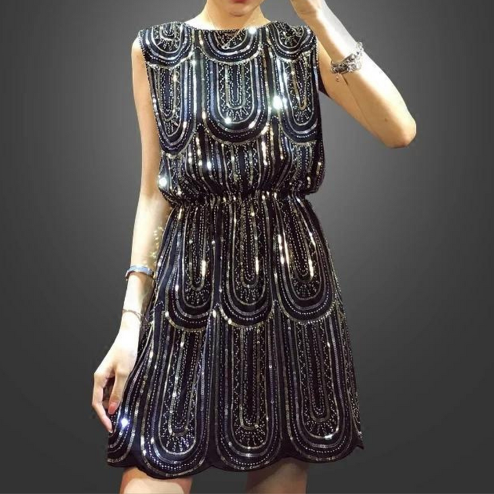 Zwarte paillettenjurk met art-deco patroon, mouwloos en elegant, perfect voor avondfeesten. Glanzende details, modieuze dameskleding.