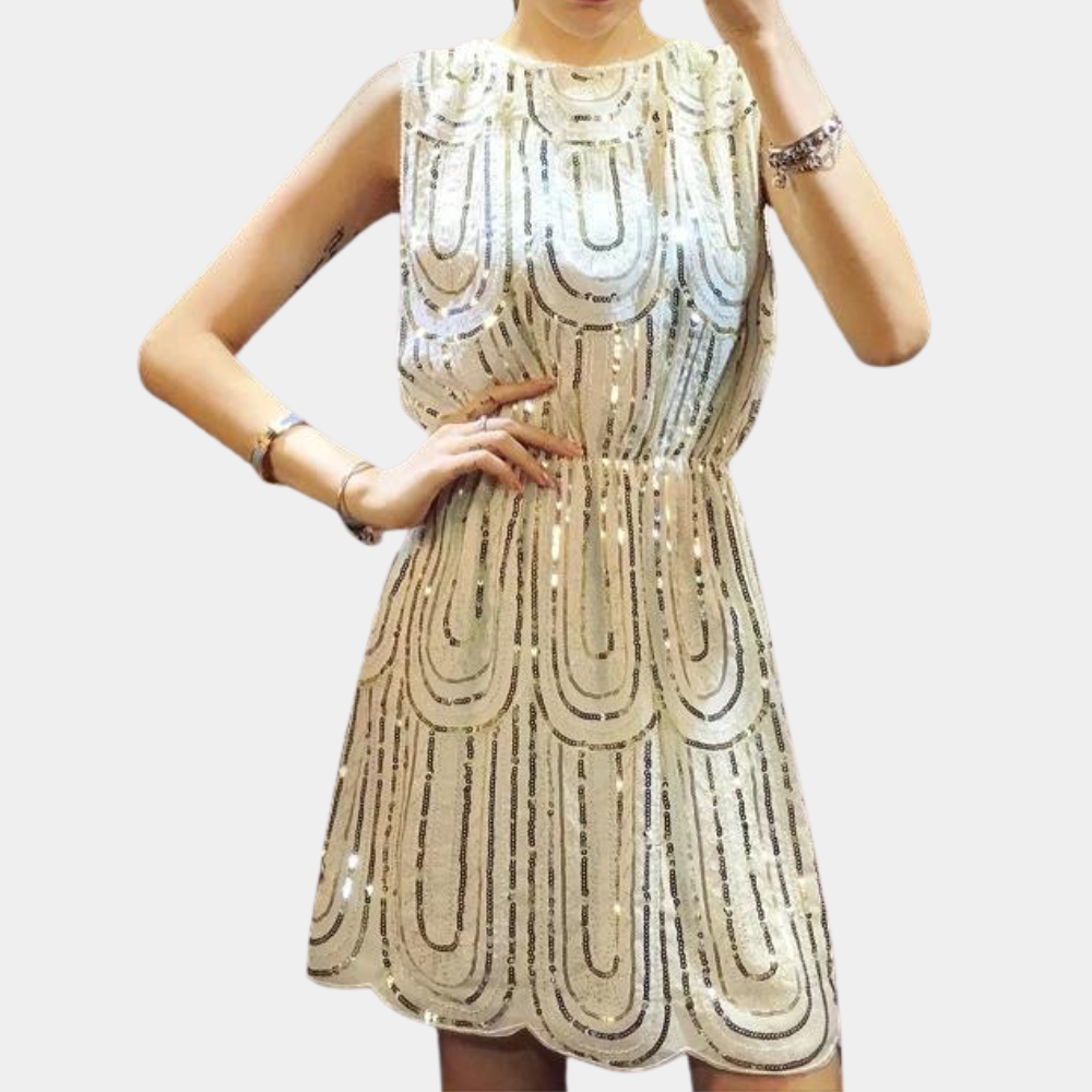 Witte paillettenjurk met geometrisch patroon, mouwloos en elegant. Perfect voor feestelijke gelegenheden. Trendy damesmode.
