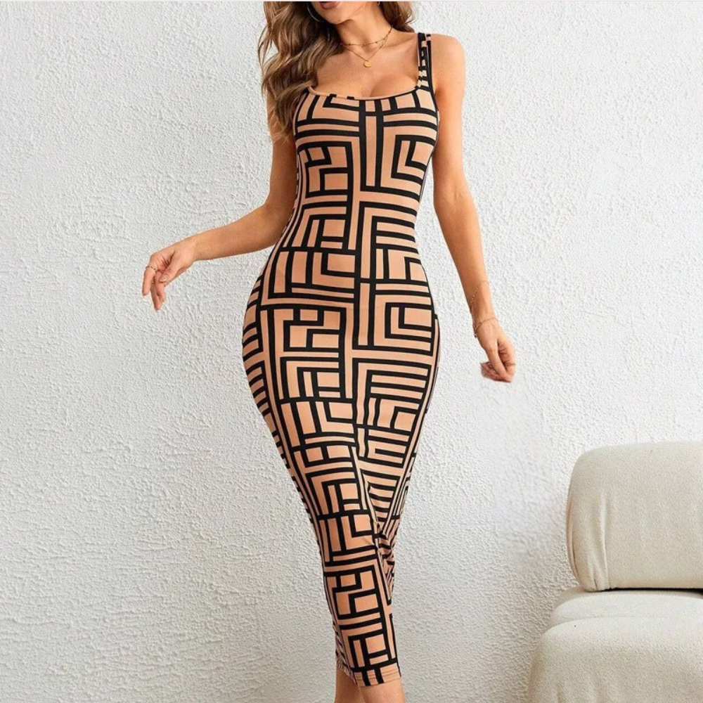 Vrouw in strakke, bruine geometrische jurk met zwarte patronen, staand tegen witte muur. Trendy damesmode, elegante avondjurk, moderne stijl.