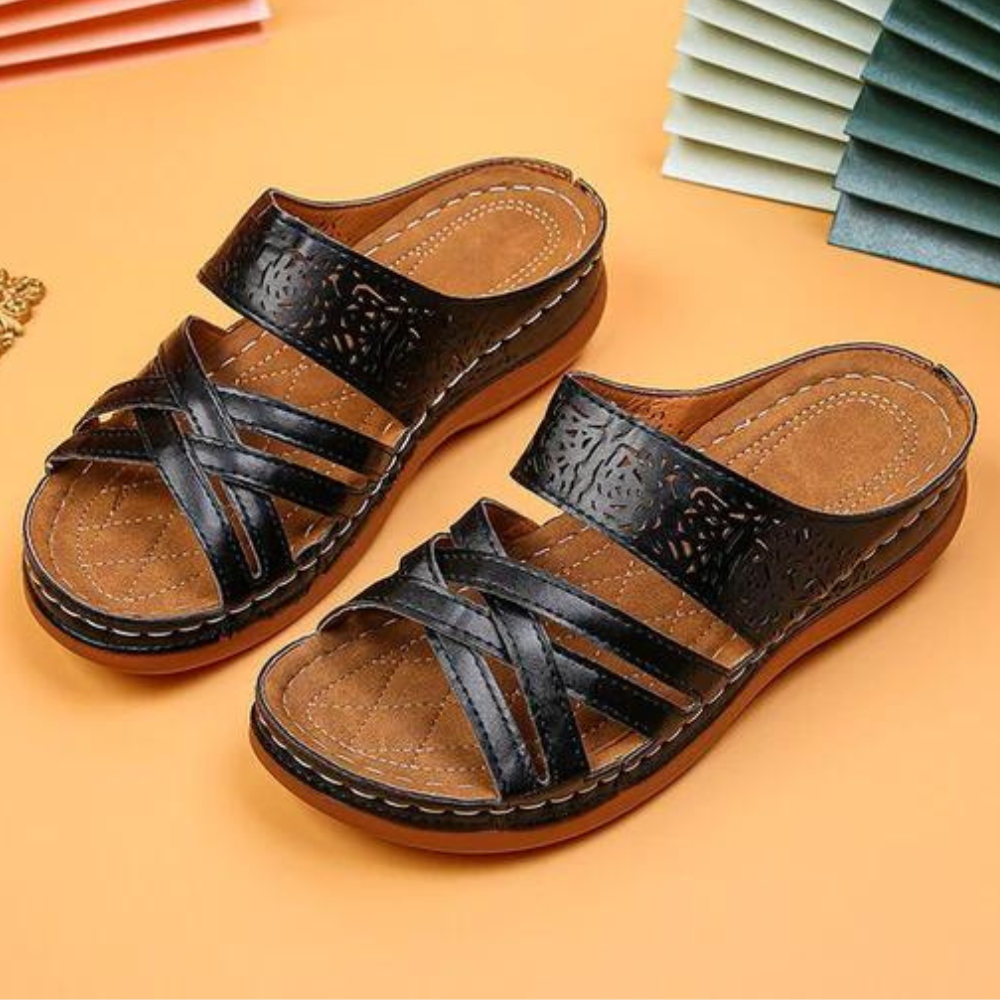 Zwarte leren dames sandalen met open teen en gevlochten bandjes, comfortabele zool, ideaal voor zomerse casual outfits.