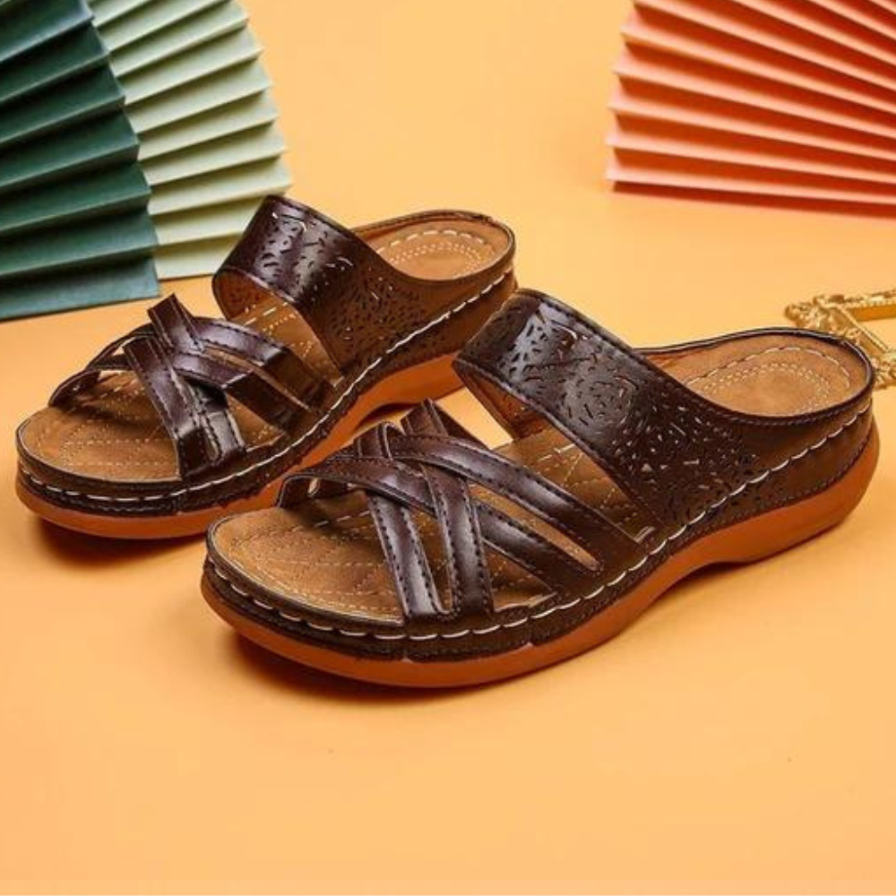 Donkerbruine leren sandalen met gevlochten bandjes en comfortabele zool, perfect voor zomerse dagen. Stijlvolle damesmode, casual schoeisel.