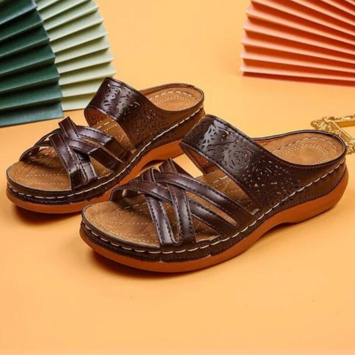 Donkerbruine leren sandalen met gevlochten bandjes en comfortabele zool, perfect voor zomerse dagen. Stijlvolle damesmode, casual schoeisel.