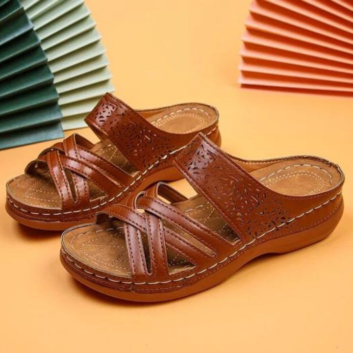 Lichtbruine leren sandalen met open teen en geperforeerd bloemmotief, comfortabele zool, ideaal voor zomerse casual outfits.