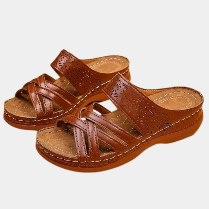 Lichtbruine leren sandalen met open teen en gevlochten bandjes, comfortabele zool, ideaal voor zomerse casual outfits en dagelijks gebruik.