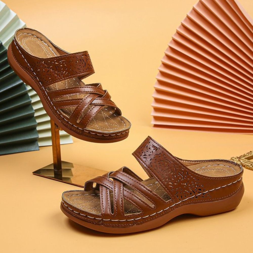 Lichtbruine leren sandalen met open teen en bloemenpatroon, comfortabele zool, ideaal voor zomerse casual outfits. Perfecte damesschoenen.
