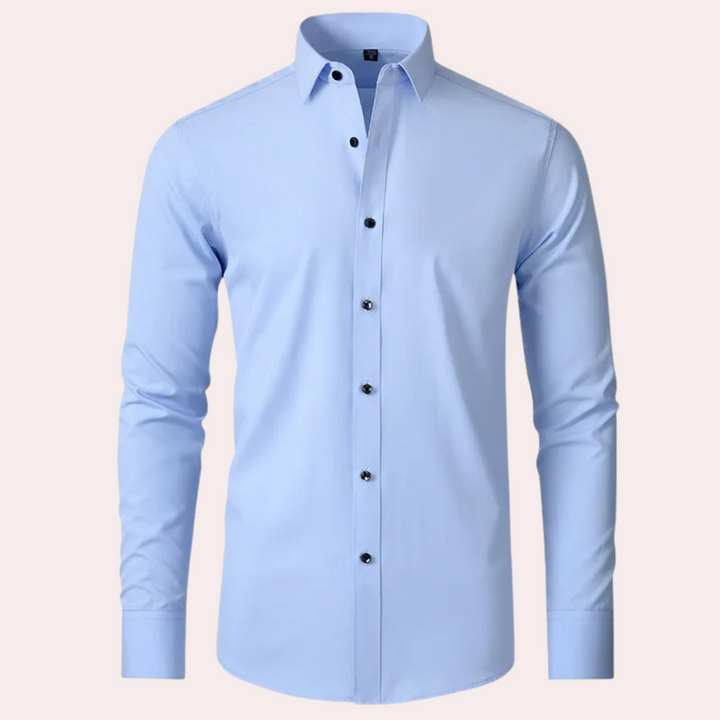 Lichtblauw herenoverhemd met lange mouwen, zwarte knopen en klassieke kraag. Perfect voor zakelijke en casual outfits. Hoogwaardige katoenen stof.