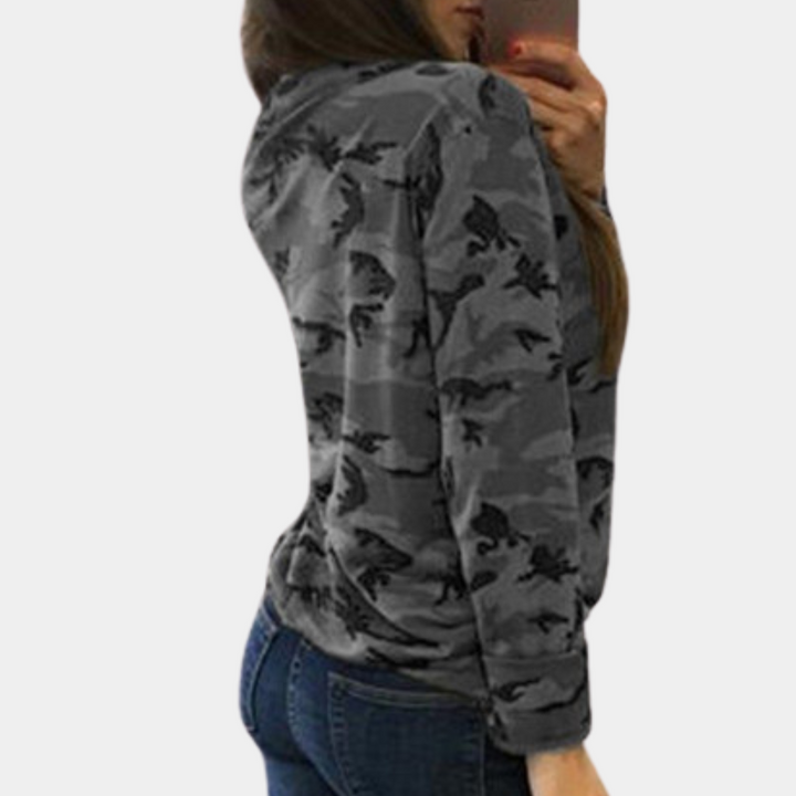 Grijze camouflage trui voor dames, lange mouwen, casual stijl, gecombineerd met blauwe jeans. Perfect voor dagelijks gebruik en modieuze outfits.
