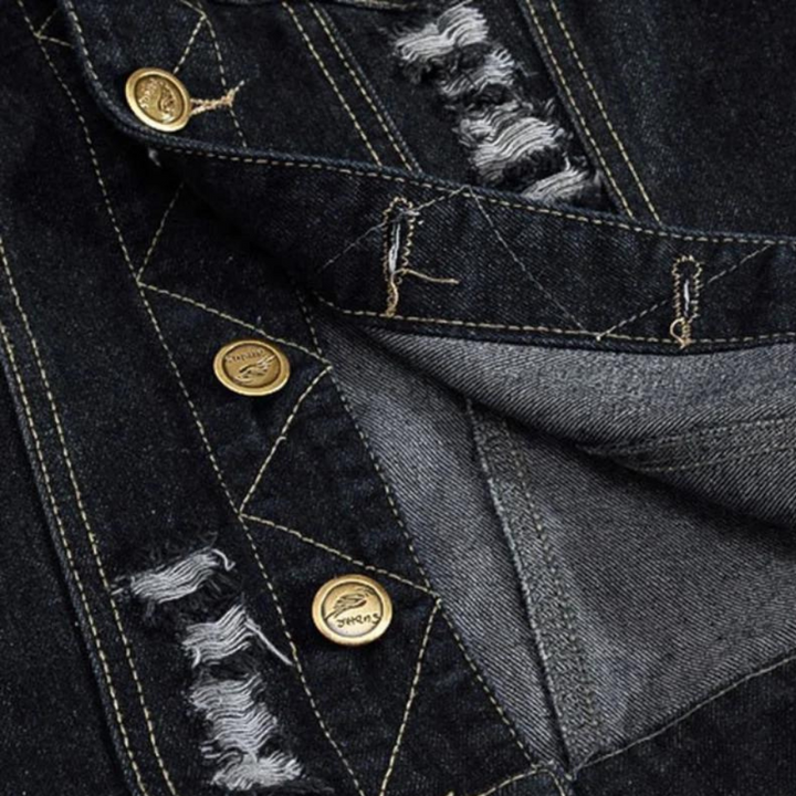 Donkere denim jas met gouden knopen en rafelige details, close-up. Modieuze spijkerjas, trendy streetwear, duurzame stof, casual stijl.