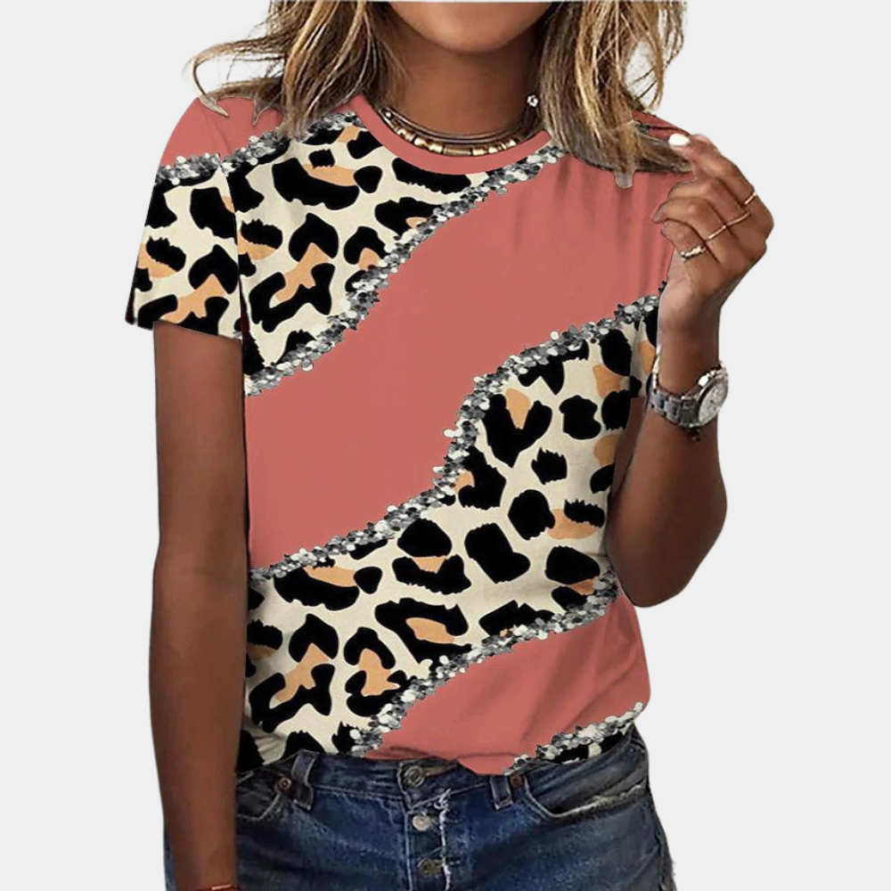 Vrouw draagt trendy T-shirt met luipaardprint en roze accenten, casual stijl, perfect voor modebewuste vrouwen. Ideaal voor dagelijks gebruik.