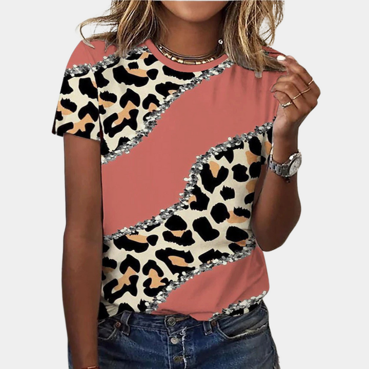 Vrouw draagt trendy T-shirt met luipaardprint en roze accenten, casual stijl, perfect voor modebewuste vrouwen. Ideaal voor dagelijks gebruik.