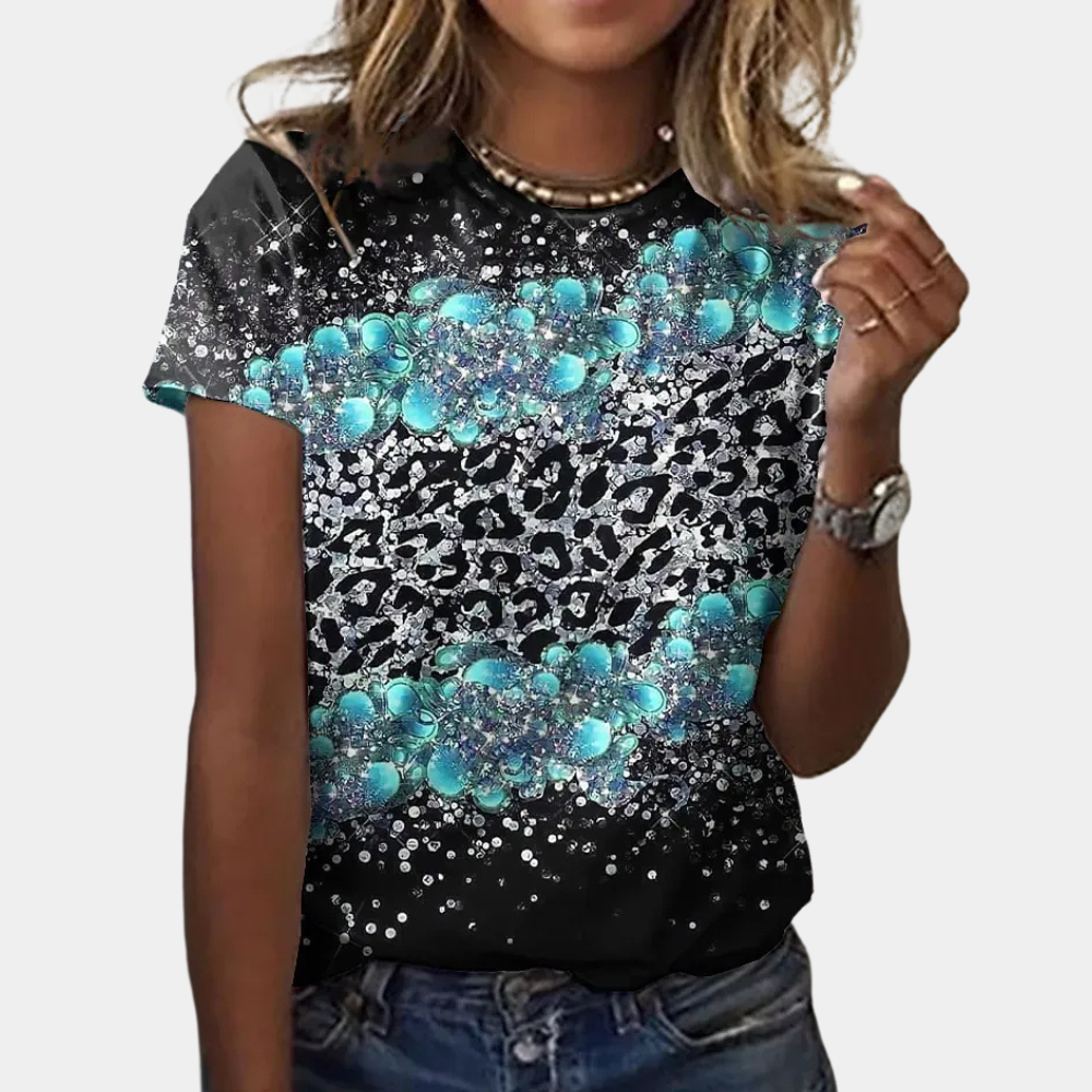 Vrouw draagt zwart T-shirt met turquoise en zilveren luipaardprint, casual stijl, modieuze dameskleding, trendy zomeroutfit, korte mouwen.