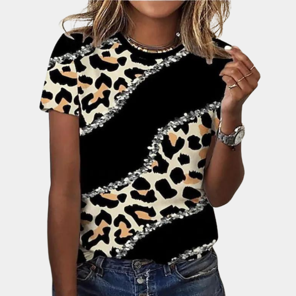 Vrouw draagt zwart T-shirt met luipaardprint en glinsterende details, casual mode, trendy dameskleding, stijlvolle outfit, zomerlook.