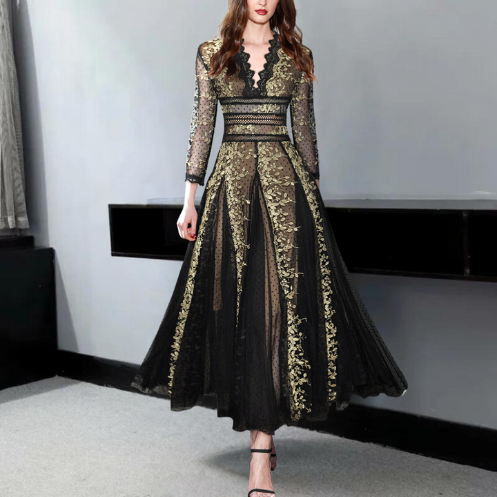 Elegante zwarte avondjurk met gouden kant, lange mouwen en V-hals. Perfect voor galafeesten en speciale gelegenheden. Luxe damesmode.