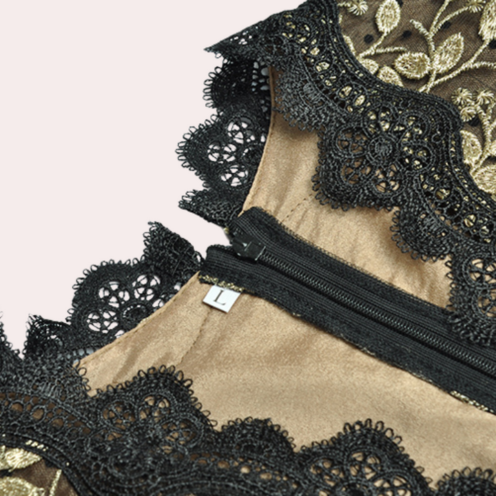 Zwarte kanten jurk met gouden borduursels, ritssluiting en delicate bloemenpatronen. Elegante avondkleding, luxe damesmode, feestjurk.