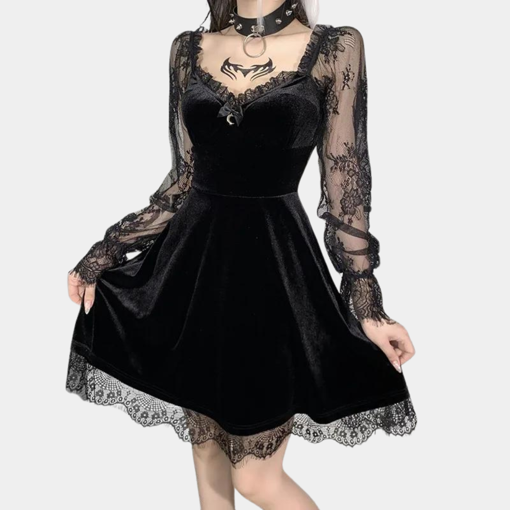 Zwarte fluwelen jurk met kanten mouwen en halslijn, elegante gotische stijl, perfect voor avondkleding of speciale gelegenheden.
