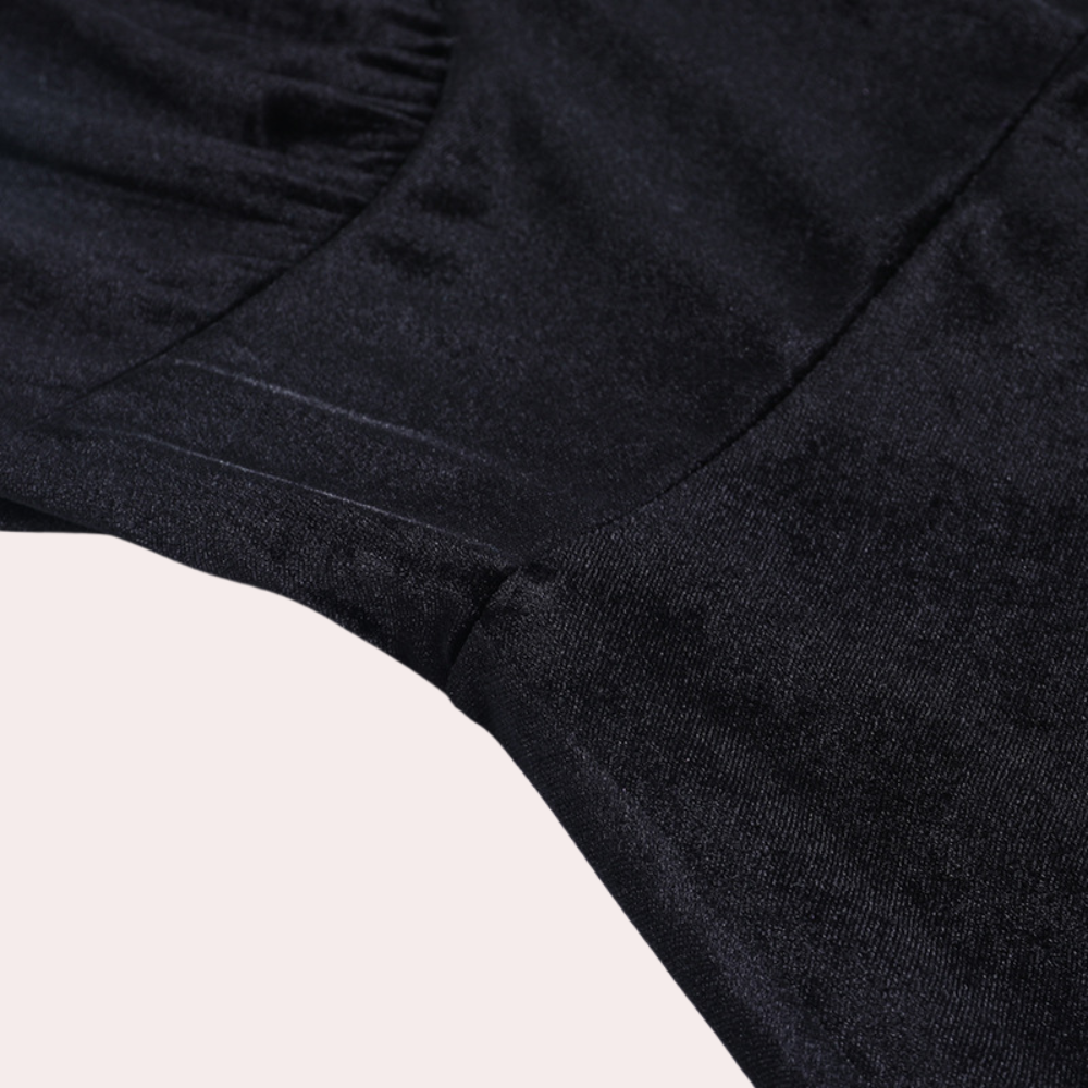 Zwarte satijnen jurk, close-up van de stoftextuur, elegant en glanzend. Perfect voor avondkleding, modieuze damesjurk.