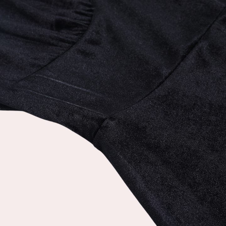 Zwarte satijnen jurk, close-up van de stoftextuur, elegant en glanzend. Perfect voor avondkleding, modieuze damesjurk.