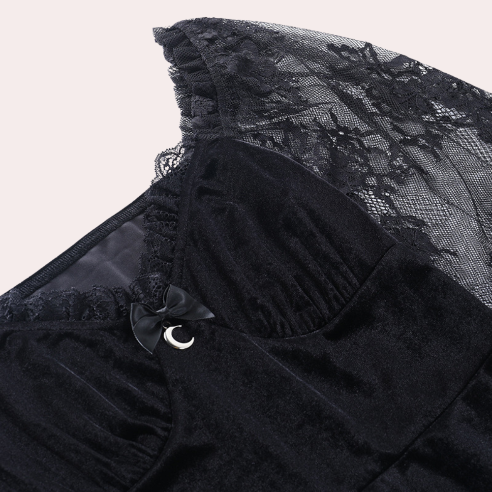 Zwarte fluwelen jurk met kanten details en strik, elegante avondkleding, stijlvolle damesmode, perfect voor formele gelegenheden.