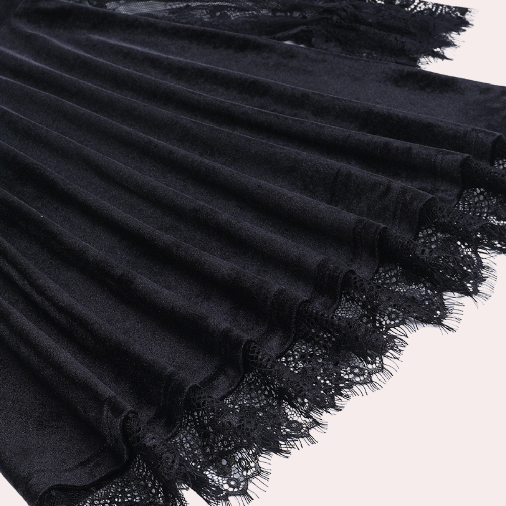 Zwarte fluwelen rok met kanten details, plooien en elegante afwerking. Perfect voor stijlvolle mode en avondkleding.