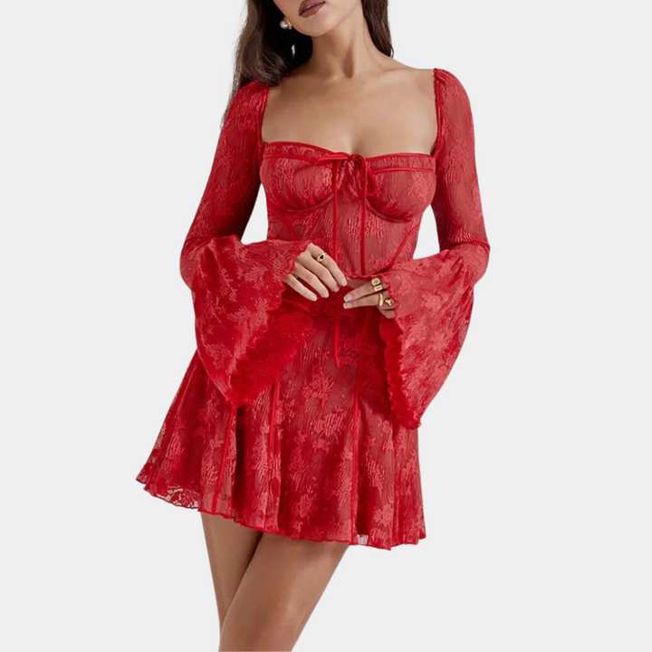 Vrouw in rode kanten jurk met lange mouwen en wijde manchetten, elegante avondkleding, modetrend, stijlvolle damesjurk.