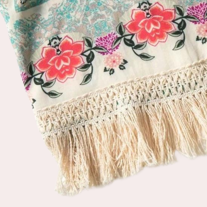 Witte sjaal met kleurrijke bloemenprint en franjes, bohemian stijl. Perfect accessoire voor lente en zomer. Modieuze damesmode, trendy sjaal.