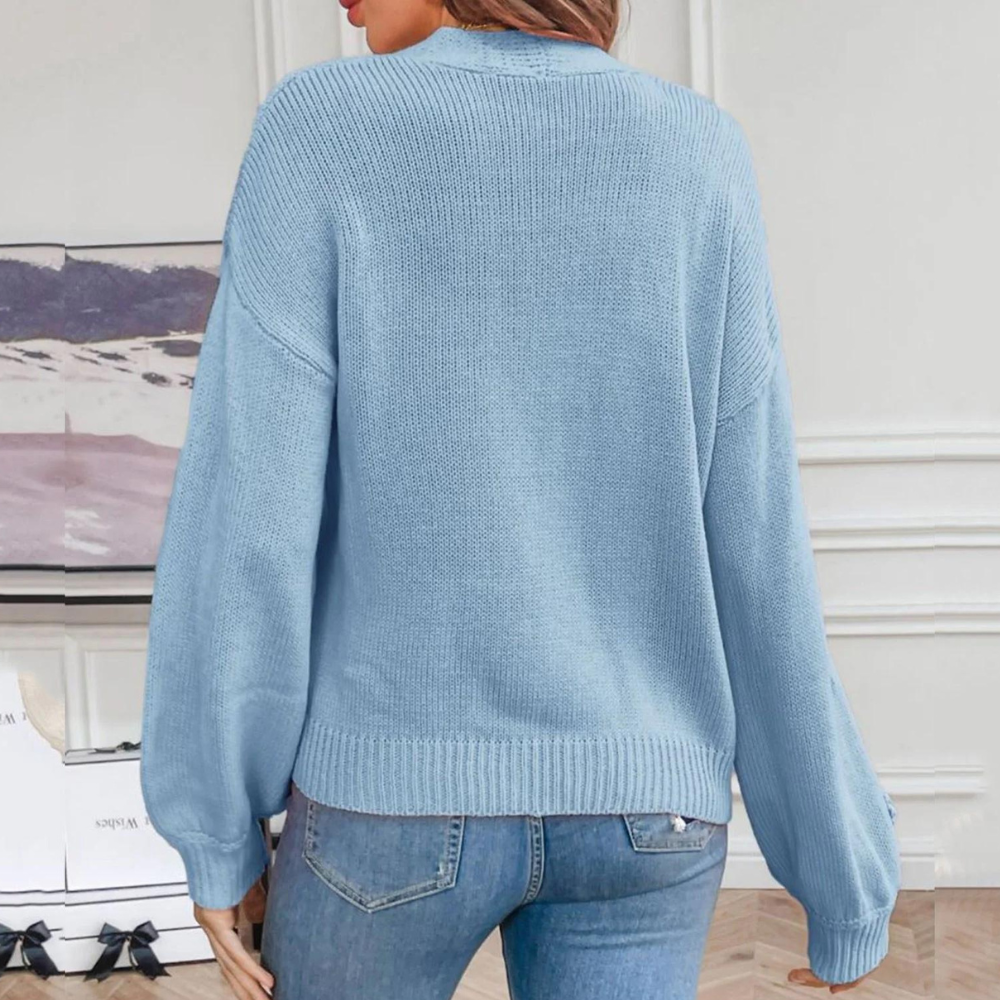 Vrouw in lichtblauwe trui en jeans, rugaanzicht. Stijlvolle damesmode, casual outfit, comfortabele gebreide kleding, herfst-winter trends.
