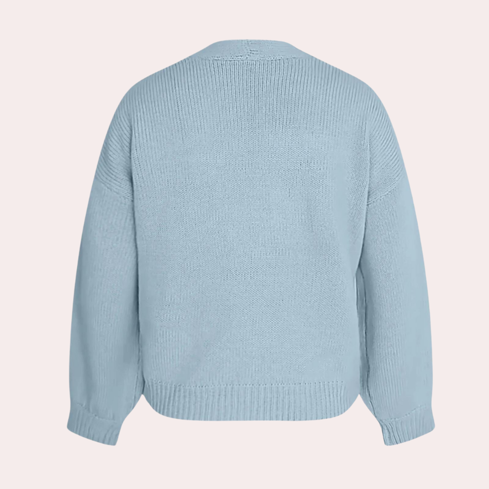 Lichtblauwe damestrui, gebreid, met lange mouwen en ronde hals. Perfect voor casual outfits. Comfortabele pasvorm, ideaal voor koel weer.