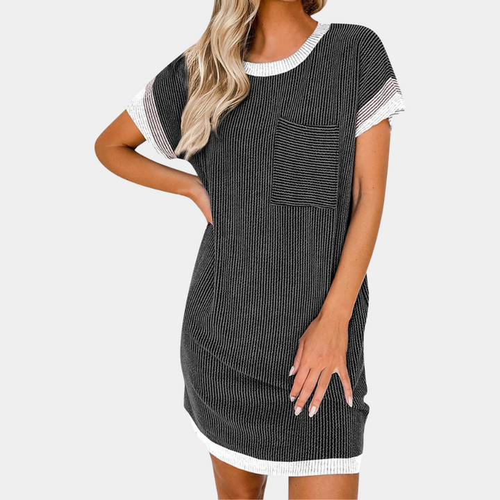 Zwarte gestreepte damesjurk met korte mouwen en borstzak, Henriqua design. Comfortabele pasvorm, ideaal voor casual en zomerse outfits.