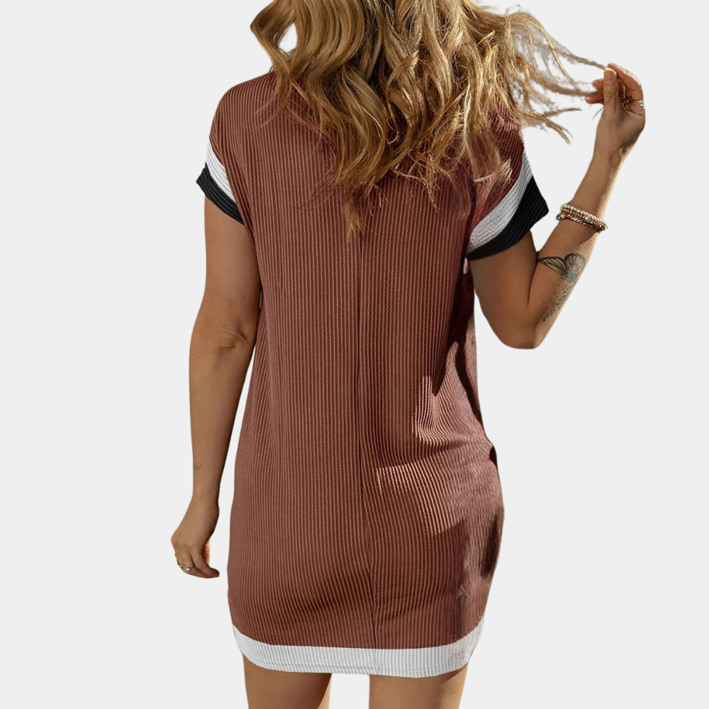 Vrouw in bruine ribgebreide jurk met korte mouwen en witte accenten, casual mode, zomeroutfit, rugaanzicht, trendy dameskleding.