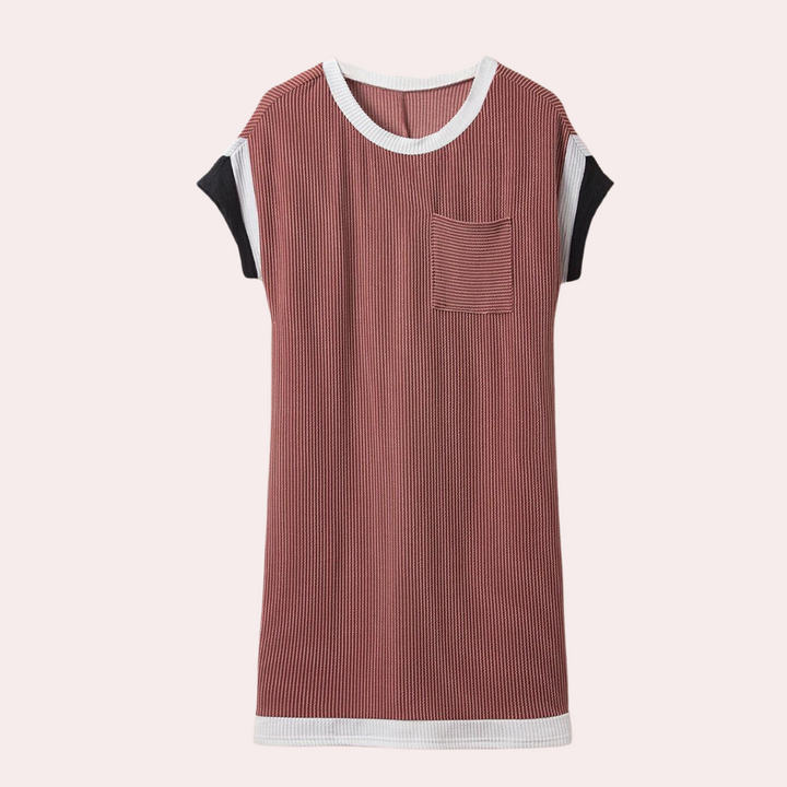Bruin gestreepte damesjurk met korte mouwen en borstzak, witte en zwarte accenten. Casual zomerjurk, comfortabel en stijlvol.