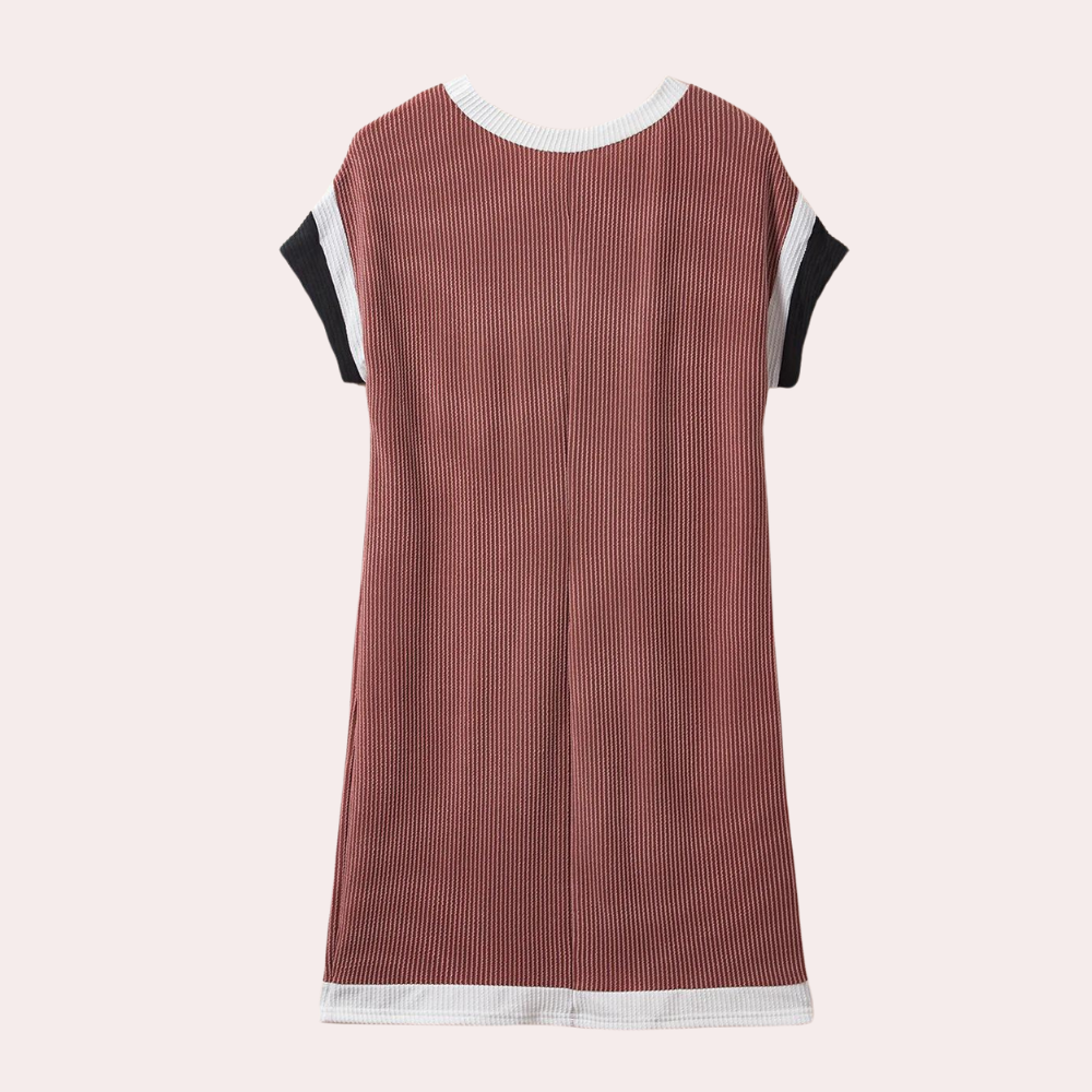 Bruine gestreepte jurk met korte mouwen, witte en zwarte accenten, minimalistisch ontwerp, comfortabele pasvorm, geschikt voor casual en formele gelegenheden.