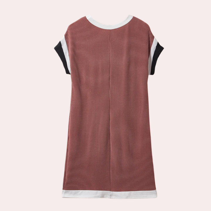 Bruine gestreepte jurk met korte mouwen, witte en zwarte accenten, minimalistisch ontwerp, comfortabele pasvorm, geschikt voor casual en formele gelegenheden.