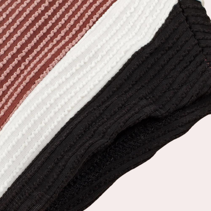 Gestreepte Henriqua trui in bruin, wit en zwart, ribgebreid patroon. Modieuze dameskleding, comfortabele stof, trendy herfstmode.