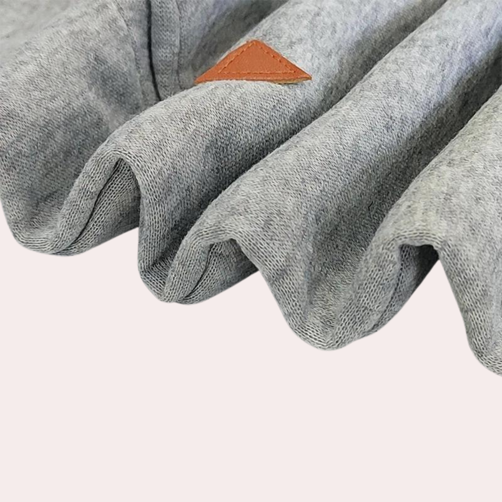 Grijze gebreide trui met bruine leren driehoekige patch, zachte stof, modieuze kleding, comfortabele herenkleding, casual stijl.