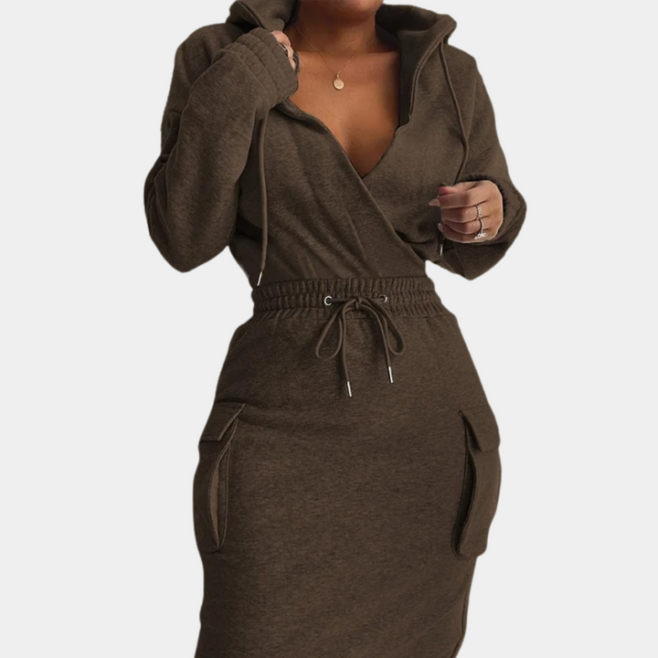 Bruine damesjurk met capuchon, lange mouwen en zakken. Comfortabele pasvorm, ideaal voor casual en stijlvolle looks. Perfect voor herfstmode.