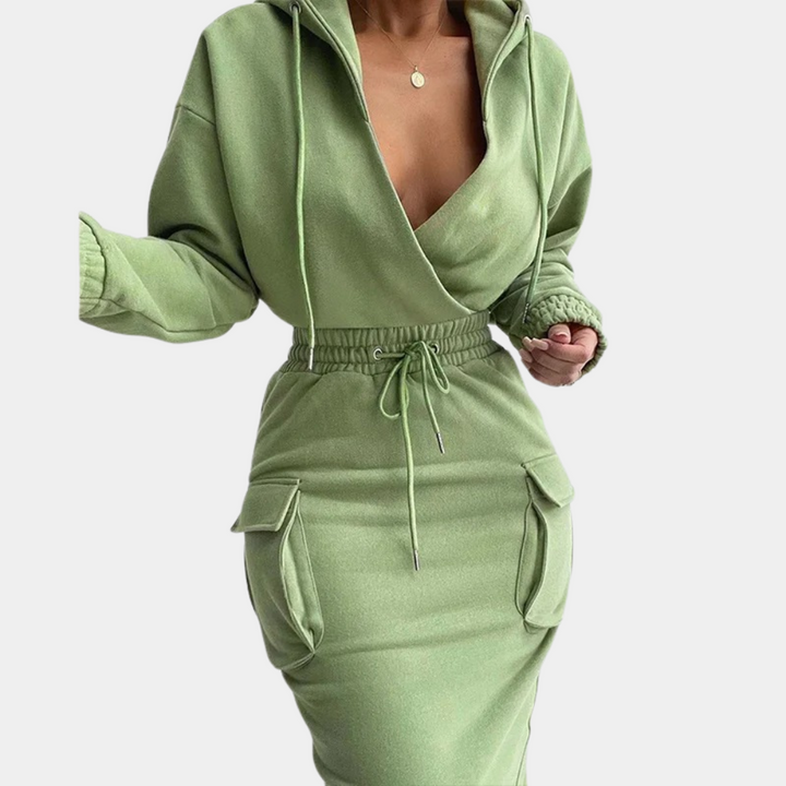 Groene damesjurk met capuchon, lange mouwen en zakken. Stijlvolle en comfortabele outfit voor casual en trendy looks. Perfect voor dagelijks gebruik.