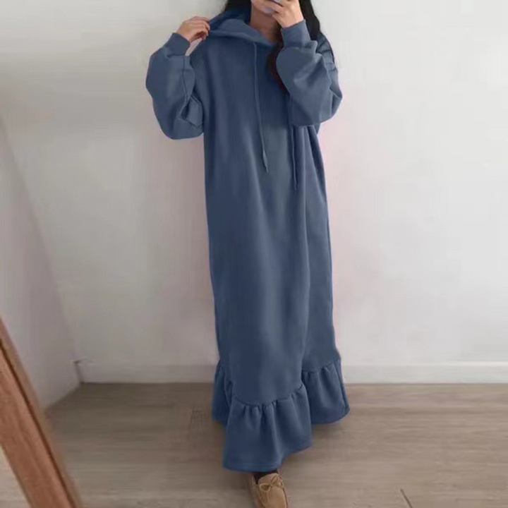 Blauwe oversized hoodie-jurk met ruches, lange mouwen en capuchon. Comfortabele damesmode, ideaal voor casual en trendy outfits.