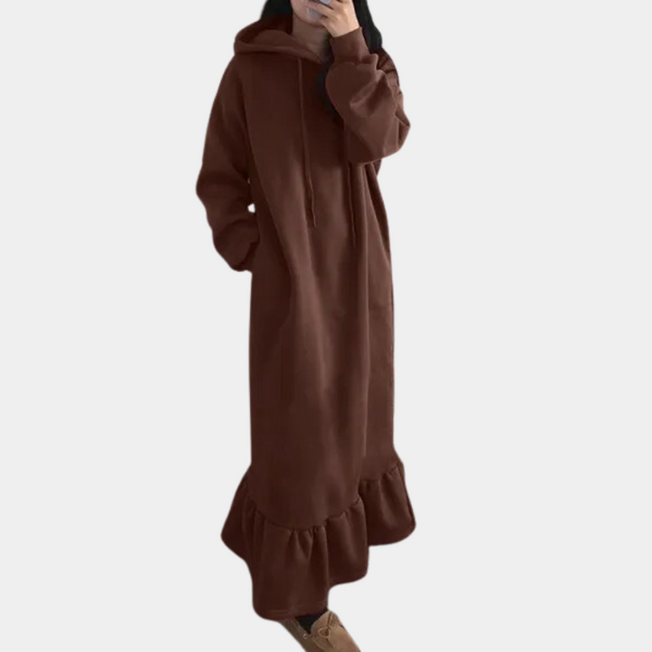 Bruine lange hoodie jurk met ruches, comfortabele damesmode, casual winterkleding, trendy oversized design, ideaal voor dagelijks gebruik.