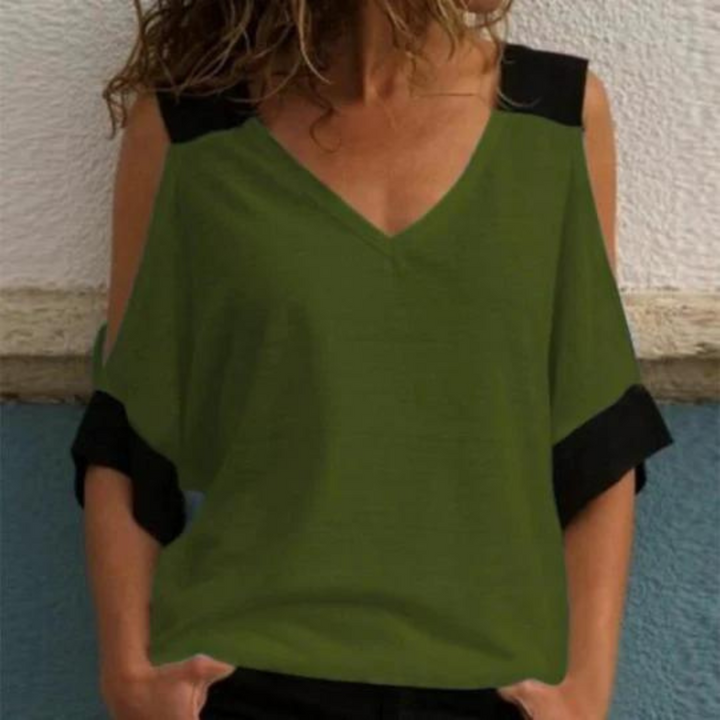 Groene damesblouse met V-hals en zwarte accenten, modieuze open schouders, casual stijl, perfect voor lente- en zomermode.