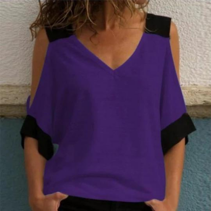 Paarse damesblouse met V-hals en open schouders, zwarte accenten, modieuze top, casual dameskleding, trendy zomeroutfit.