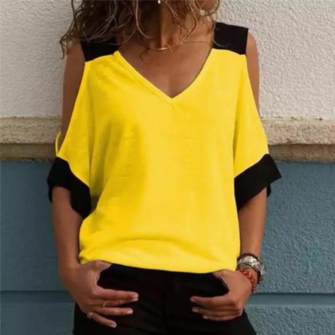 Vrouw draagt gele V-hals top met zwarte accenten, modieuze zomeroutfit, casual dameskleding, trendy en stijlvol design voor dagelijks gebruik.