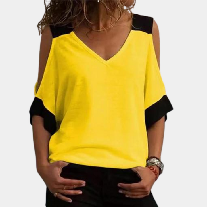 Vrouw draagt gele off-shoulder top met zwarte accenten, V-hals en korte mouwen. Modieuze dameskleding, casual stijl, zomeroutfit.