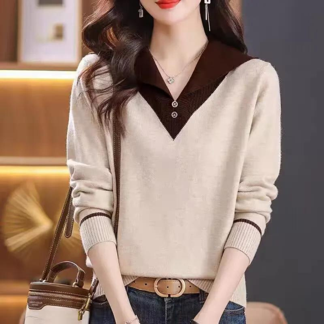 Vrouw in stijlvolle beige trui met bruine kraag, draagt een tas en jeans. Modieuze herfstkleding, casual damesmode, trendy outfit.
