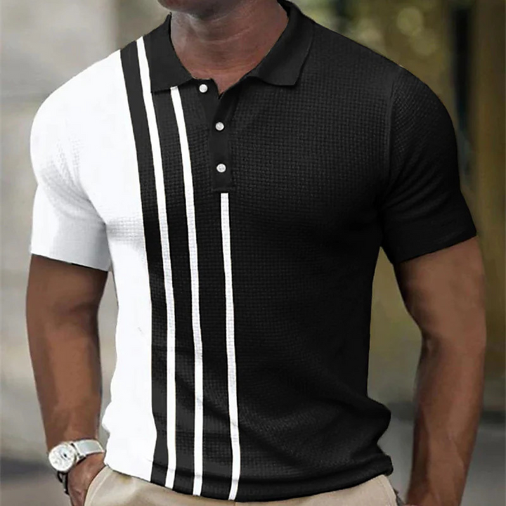 Zwart-wit herenpolo met korte mouwen, verticale strepen en knoopsluiting. Moderne herenkleding, stijlvolle casual outfit, modieuze polo.