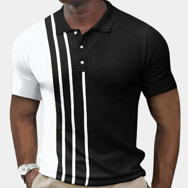 Zwart-wit herenpolo met korte mouwen, verticale strepen en knoopsluiting. Moderne herenkleding, stijlvolle casual outfit.