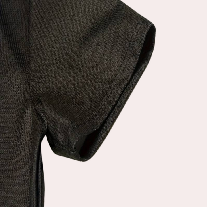 Zwarte sportieve mesh T-shirt mouw, ademend materiaal, close-up. Ideaal voor fitness en casual wear. Comfortabele pasvorm, hoogwaardige stof.