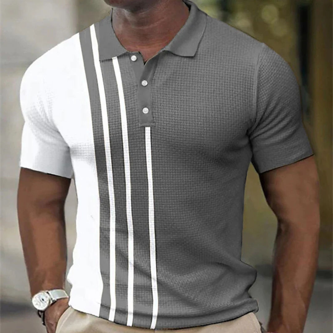 Grijze herenpolo met korte mouwen, witte en grijze verticale strepen, knoopsluiting. Stijlvolle casual herenkleding, modetrend 2023.