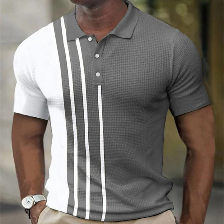 Grijze herenpolo met korte mouwen, witte en grijze verticale strepen, knoopsluiting. Stijlvolle casual herenkleding, modetrend 2023.